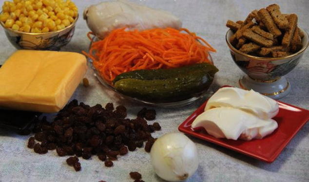 Салат с курицей, огурцом, кукурузой и корейской морковью