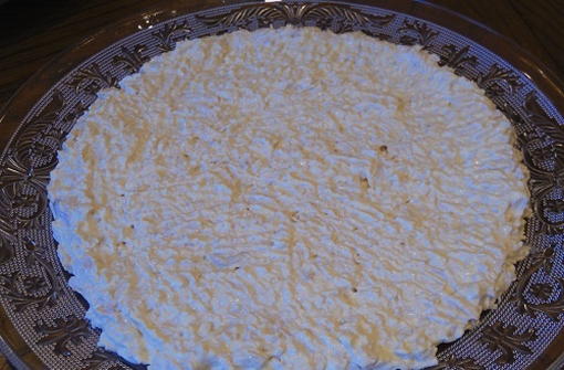 Слоеный салат с курицей, огурцом, черносливом и грецкими орехами