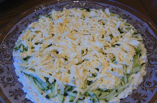 Слоеный салат с курицей, огурцом, черносливом и грецкими орехами