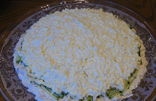Слоеный салат с курицей, огурцом, черносливом и грецкими орехами