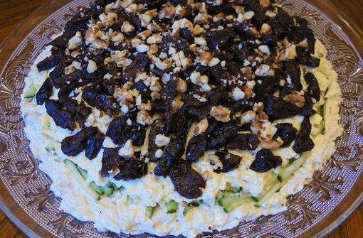 Слоеный салат с курицей, огурцом, черносливом и грецкими орехами