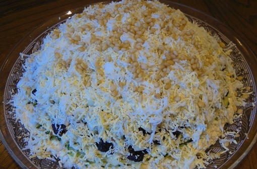 Слоеный салат с курицей, огурцом, черносливом и грецкими орехами