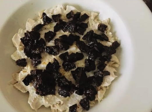 Салат с курицей, огурцом, черносливом и грецкими орехами Салат с курицей, огурцом, черносливом и грецкими орехами