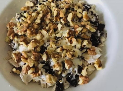 Салат с курицей, огурцом, черносливом и грецкими орехами Салат с курицей, огурцом, черносливом и грецкими орехами