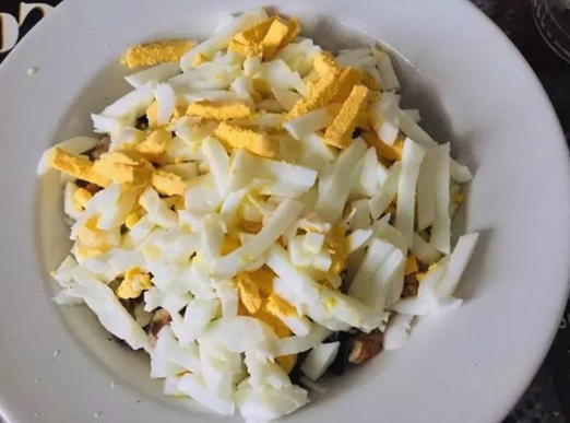 Салат с курицей, огурцом, черносливом и грецкими орехами Салат с курицей, огурцом, черносливом и грецкими орехами