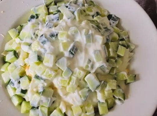 Салат с курицей, огурцом, черносливом и грецкими орехами Салат с курицей, огурцом, черносливом и грецкими орехами
