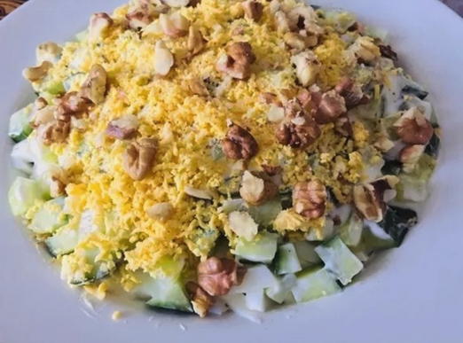 Салат с курицей, огурцом, черносливом и грецкими орехами Салат с курицей, огурцом, черносливом и грецкими орехами