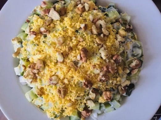 Салат с курицей, огурцом, черносливом и грецкими орехами Салат с курицей, огурцом, черносливом и грецкими орехами