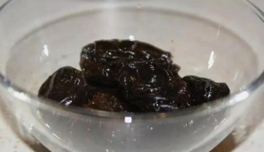 Салат с курицей, огурцом и черносливом