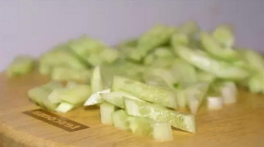 Салат с курицей, огурцом и черносливом