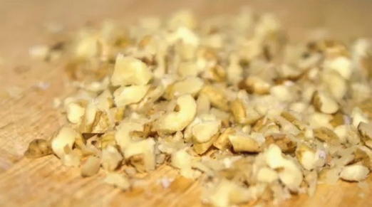 Салат с курицей, огурцом и черносливом