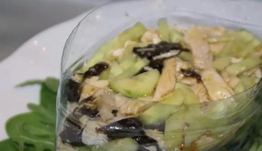 Салат с курицей, огурцом и черносливом