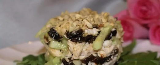 Салат с курицей, огурцом и черносливом