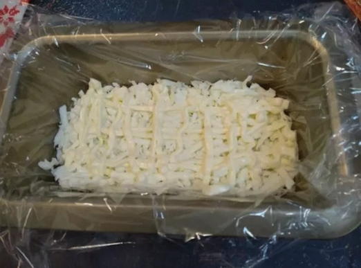 Слоеный салат с курицей, сыром и огурцом