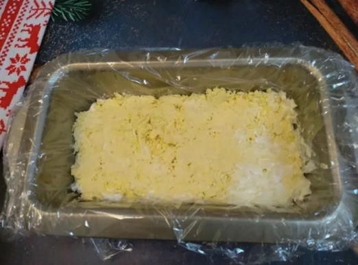 Слоеный салат с курицей, сыром и огурцом