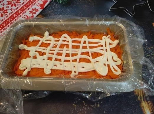 Слоеный салат с курицей, сыром и огурцом