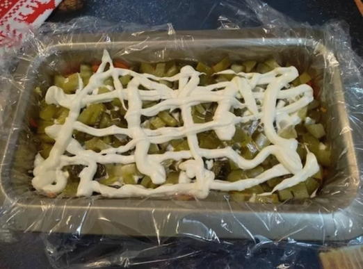 Слоеный салат с курицей, сыром и огурцом