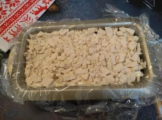 Слоеный салат с курицей, сыром и огурцом