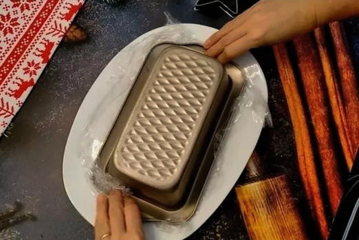 Слоеный салат с курицей, сыром и огурцом