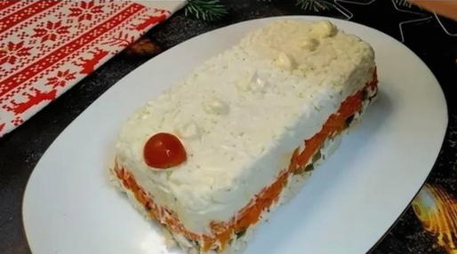 Слоеный салат с курицей, сыром и огурцом