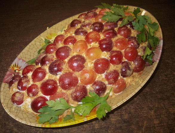 Салат с курицей, сыром, грецким орехом и виноградом Салат с курицей, сыром, грецким орехом и виноградом