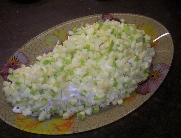 Салат с курицей, сыром, грецким орехом и виноградом Салат с курицей, сыром, грецким орехом и виноградом