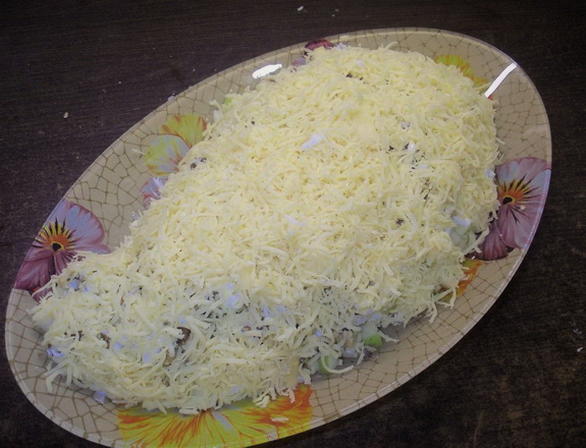 Салат с курицей, сыром, грецким орехом и виноградом Салат с курицей, сыром, грецким орехом и виноградом