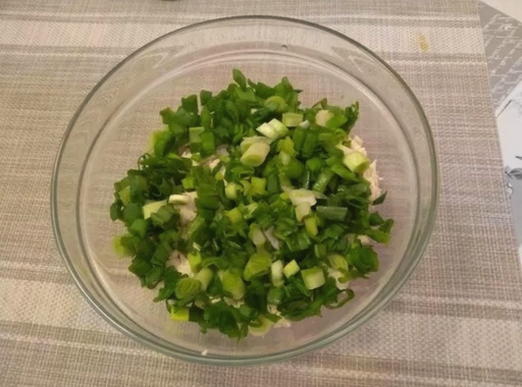 Слоеный салат с курицей, помидорами и сыром Слоеный салат с курицей, помидорами и сыром