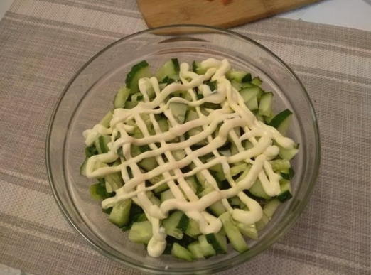 Слоеный салат с курицей, помидорами и сыром Слоеный салат с курицей, помидорами и сыром