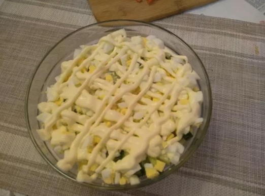 Слоеный салат с курицей, помидорами и сыром Слоеный салат с курицей, помидорами и сыром