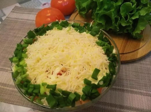 Слоеный салат с курицей, помидорами и сыром Слоеный салат с курицей, помидорами и сыром