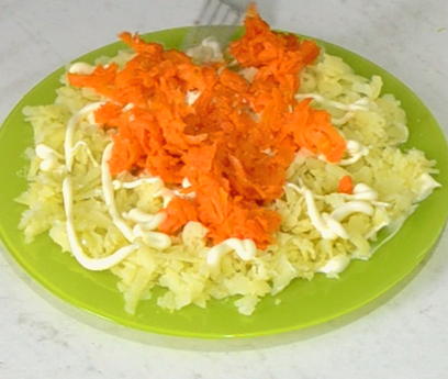 Салат с курицей, сыром, яйцом и картошкой Салат с курицей, сыром, яйцом и картошкой