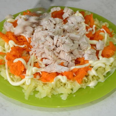 Салат с курицей, сыром, яйцом и картошкой Салат с курицей, сыром, яйцом и картошкой