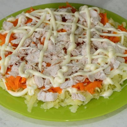 Салат с курицей, сыром, яйцом и картошкой Салат с курицей, сыром, яйцом и картошкой