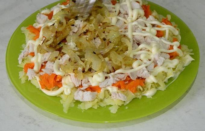 Салат с курицей, сыром, яйцом и картошкой Салат с курицей, сыром, яйцом и картошкой