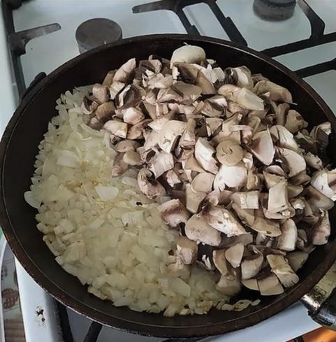 Слоеный салат с курицей, грибами, яйцом и сыром