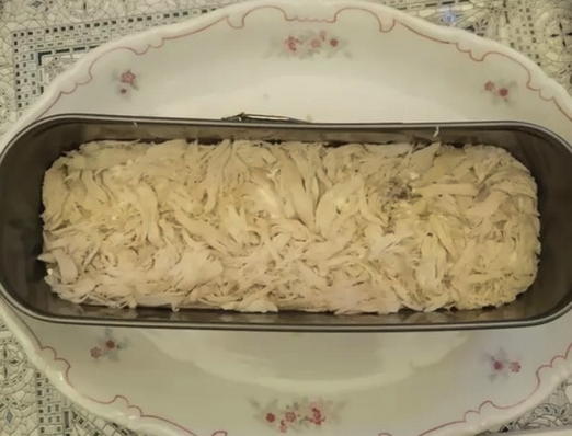 Салат с курицей, сыром, огурцом и черносливом Салат с курицей, сыром, огурцом и черносливом