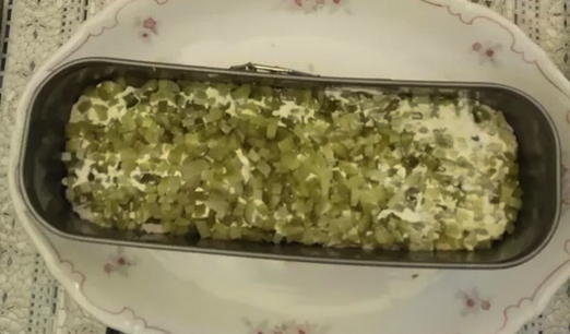 Салат с курицей, сыром, огурцом и черносливом Салат с курицей, сыром, огурцом и черносливом