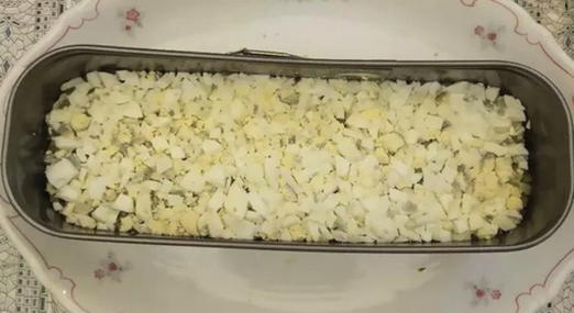 Салат с курицей, сыром, огурцом и черносливом Салат с курицей, сыром, огурцом и черносливом