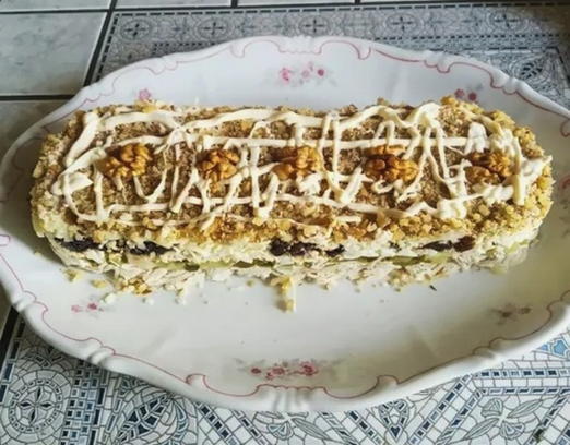 Салат с курицей, сыром, огурцом и черносливом Салат с курицей, сыром, огурцом и черносливом
