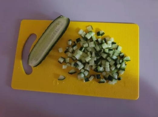 Салат с курицей, сыром, кукурузой и огурцом Салат с курицей, сыром, кукурузой и огурцом