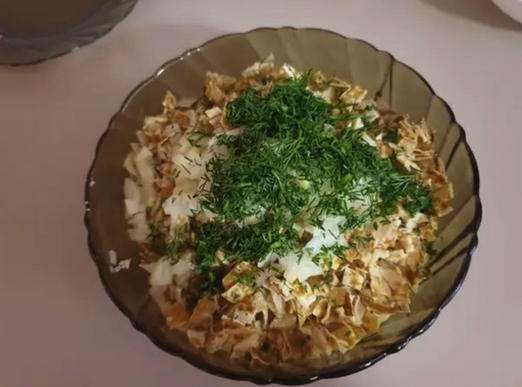 Салат с курицей, сыром, кукурузой и огурцом Салат с курицей, сыром, кукурузой и огурцом