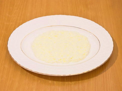 Салат с курицей, сыром, яблоком и грецкими орехами