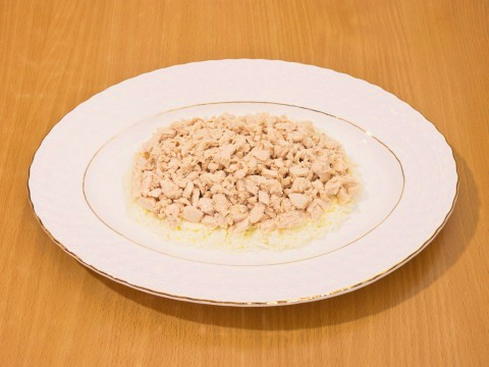 Салат с курицей, сыром, яблоком и грецкими орехами