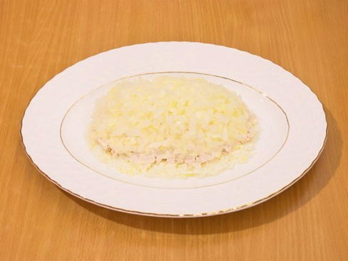 Салат с курицей, сыром, яблоком и грецкими орехами