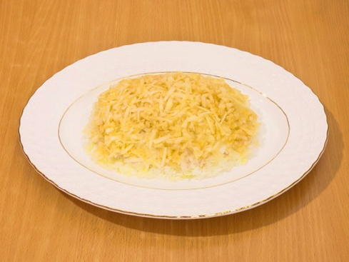Салат с курицей, сыром, яблоком и грецкими орехами