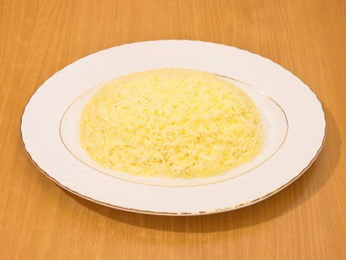 Салат с курицей, сыром, яблоком и грецкими орехами