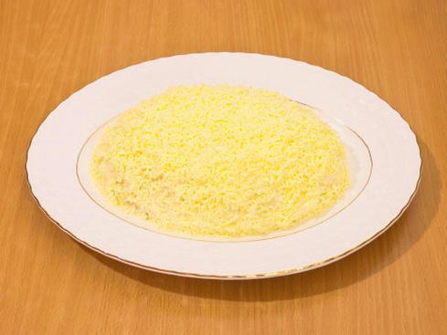 Салат с курицей, сыром, яблоком и грецкими орехами