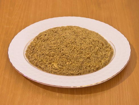 Салат с курицей, сыром, яблоком и грецкими орехами