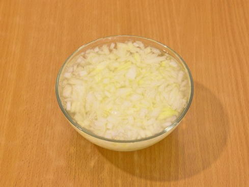 Салат с курицей, сыром, яблоком и грецкими орехами